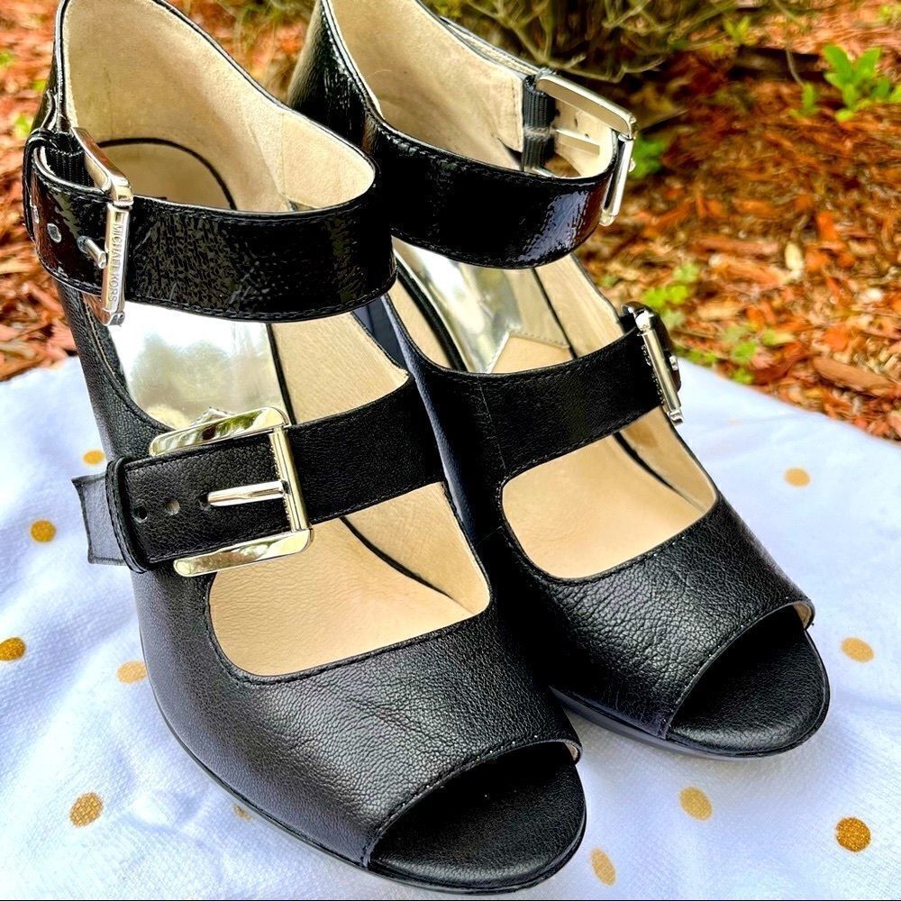 NEW MICHAEL KORS DESERT JETBLACK LEATHER BUCKLE STRAP HEELS 9-1/2M - Picture 4 of 16
